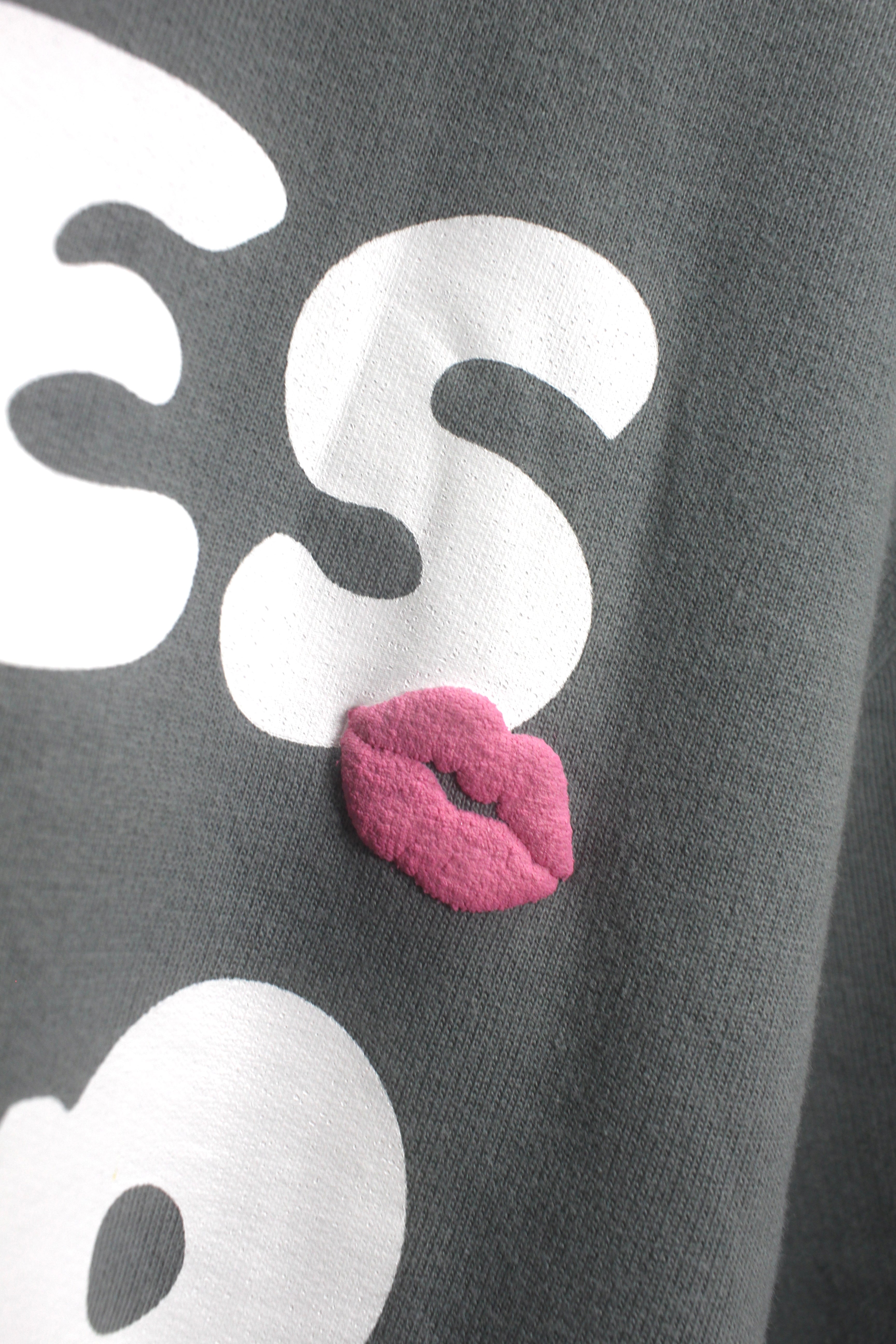 CUDDLES OVER KISSES OVERSIZED TEE