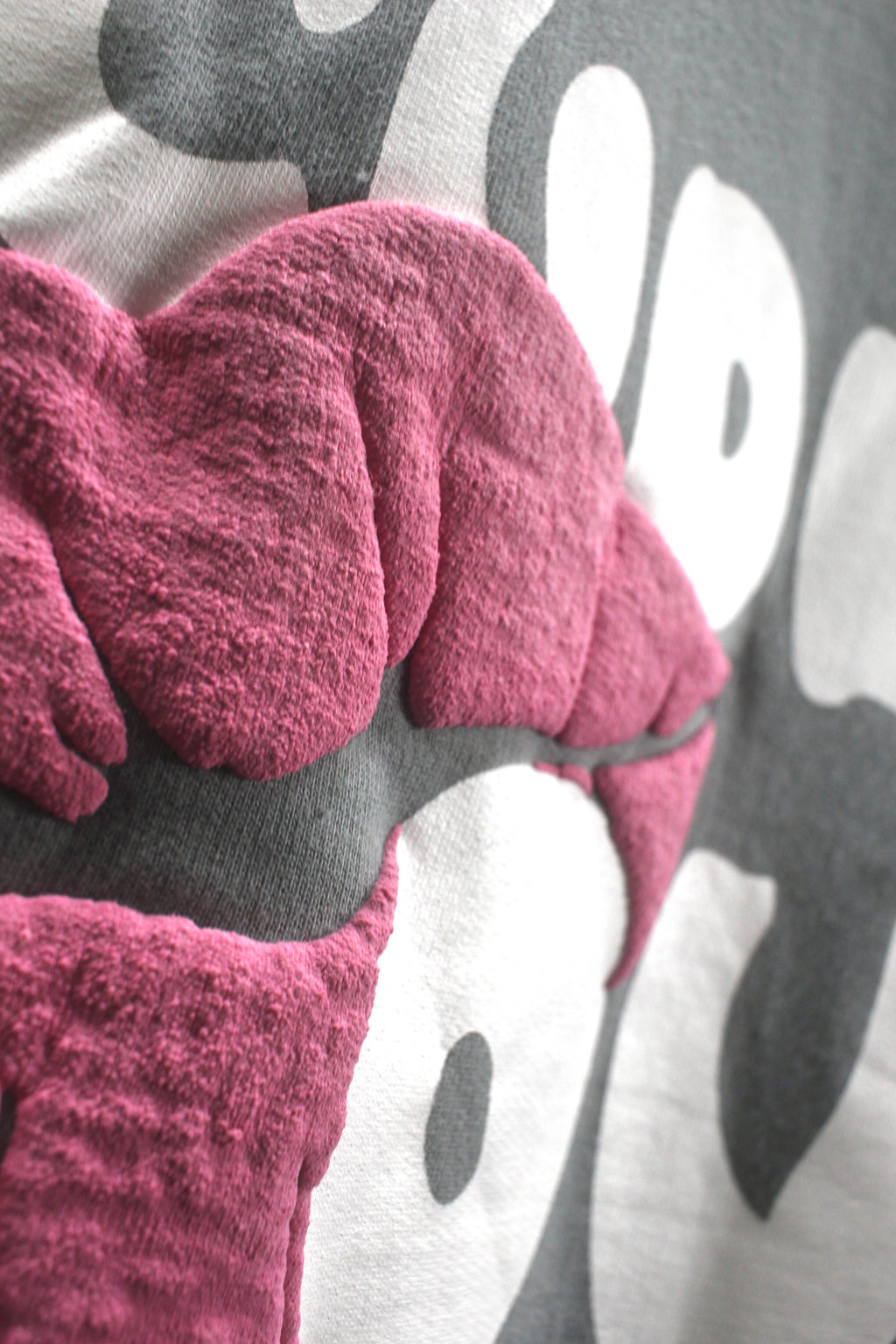 CUDDLES OVER KISSES OVERSIZED TEE