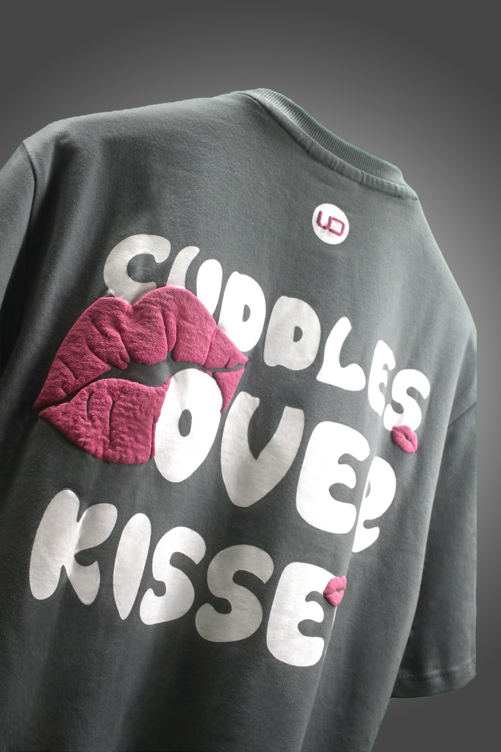 CUDDLES OVER KISSES OVERSIZED TEE