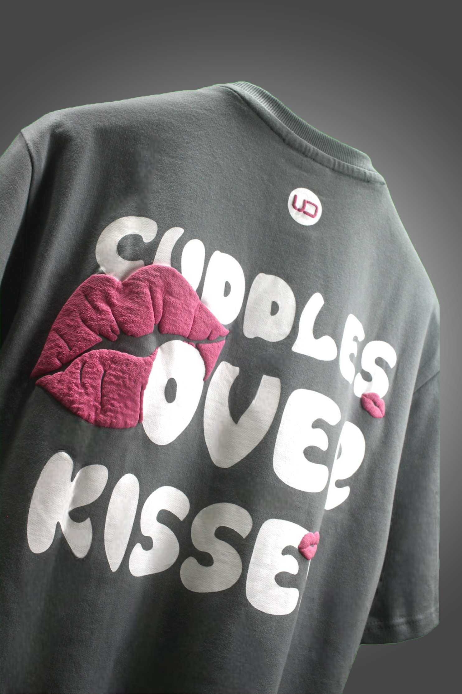 CUDDLES OVER KISSES OVERSIZED TEE