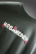 CUDDLES OVER KISSES OVERSIZED TEE